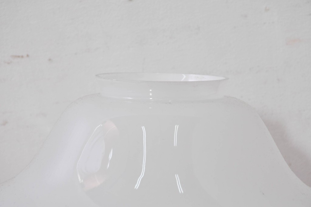 《引っ掛けシーリング式ペンダントライト加工費込み》　和製ヴィンテージ　乳白ガラスのやわらかなフォルムが美しいペンダントライト　(R-084025)