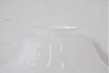 《引っ掛けシーリング式ペンダントライト加工費込み》　和製ヴィンテージ　乳白ガラスのやわらかなフォルムが美しいペンダントライト　(R-084025)