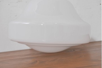 《引っ掛けシーリング式ペンダントライト加工費込み》　和製ヴィンテージ　乳白ガラスのやわらかなフォルムが美しいペンダントライト　(R-084025)