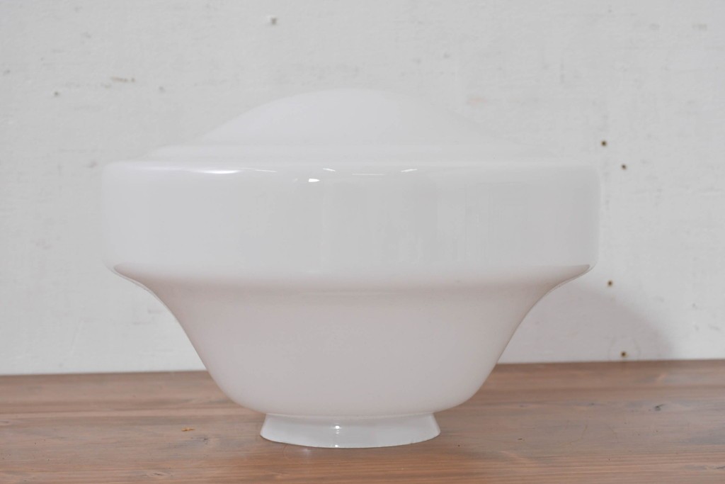 《引っ掛けシーリング式ペンダントライト加工費込み》　和製ヴィンテージ　乳白ガラスのやわらかなフォルムが美しいペンダントライト　(R-084025)