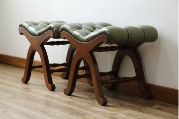 中古　超美品!!　スペイン製　バロッサバレンティ(VARO,S.A. VALENTI)　本革(レザー)　クラシカルな空間演出に活躍するオットマン2脚セット　セット定価約32万4千円相当　(R-084031)