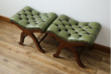 中古　超美品!!　スペイン製　バロッサバレンティ(VARO,S.A. VALENTI)　本革(レザー)　クラシカルな空間演出に活躍するオットマン2脚セット　セット定価約32万4千円相当　(R-084031)