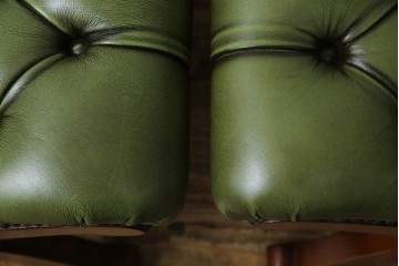 中古　超美品!!　スペイン製　バロッサバレンティ(VARO,S.A. VALENTI)　本革(レザー)　クラシカルな空間演出に活躍するオットマン2脚セット　セット定価約32万4千円相当　(R-084031)