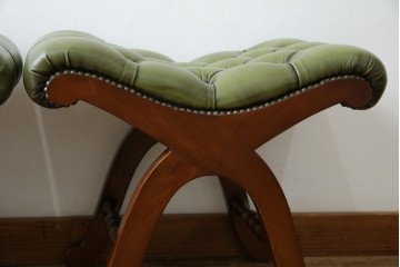 中古　超美品!!　スペイン製　バロッサバレンティ(VARO,S.A. VALENTI)　本革(レザー)　クラシカルな空間演出に活躍するオットマン2脚セット　セット定価約32万4千円相当　(R-084031)