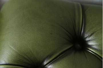 中古　超美品!!　スペイン製　バロッサバレンティ(VARO,S.A. VALENTI)　本革(レザー)　クラシカルな空間演出に活躍するオットマン2脚セット　セット定価約32万4千円相当　(R-084031)