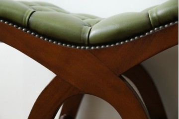 中古　超美品!!　スペイン製　バロッサバレンティ(VARO,S.A. VALENTI)　本革(レザー)　クラシカルな空間演出に活躍するオットマン2脚セット　セット定価約32万4千円相当　(R-084031)