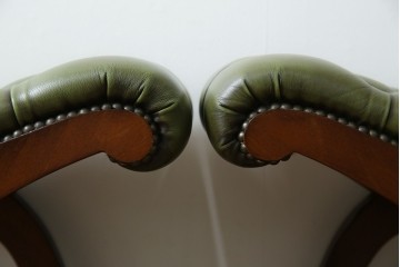 中古　超美品!!　スペイン製　バロッサバレンティ(VARO,S.A. VALENTI)　本革(レザー)　クラシカルな空間演出に活躍するオットマン2脚セット　セット定価約32万4千円相当　(R-084031)