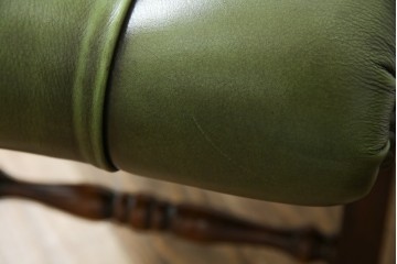 中古　超美品!!　スペイン製　バロッサバレンティ(VARO,S.A. VALENTI)　本革(レザー)　クラシカルな空間演出に活躍するオットマン2脚セット　セット定価約32万4千円相当　(R-084031)