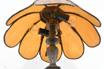 ヨーロッパヴィンテージ　ステンドグラス風　クラシックヨーロピアンデザインのテーブルライト　(R-084038)