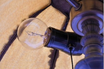 ヨーロッパヴィンテージ　ステンドグラス風　クラシックヨーロピアンデザインのテーブルライト　(R-084038)