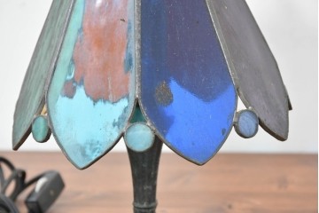 ヨーロッパヴィンテージ　ステンドグラス風　カラフルなシェードが魅力的なテーブルライト　(R-084039)