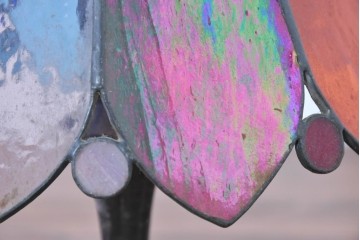 ヨーロッパヴィンテージ　ステンドグラス風　カラフルなシェードが魅力的なテーブルライト　(R-084039)