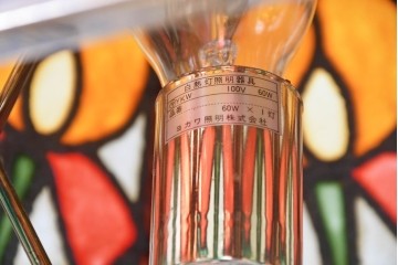 ヨーロッパヴィンテージ　ステンドグラス風　色鮮やかな佇まいが魅力のテーブルライト　(R-084041)