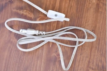 ヨーロッパヴィンテージ　ステンドグラス風　色鮮やかな佇まいが魅力のテーブルライト　(R-084041)