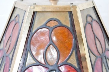 ヨーロッパヴィンテージ　ステンドグラス風　色鮮やかな佇まいが魅力のテーブルライト　(R-084041)