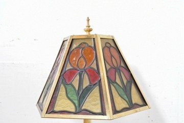 ヨーロッパヴィンテージ　ステンドグラス風　色鮮やかな佇まいが魅力のテーブルライト　(R-084041)