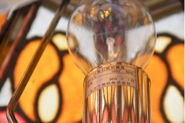 ヨーロッパヴィンテージ　ステンドグラス風　色鮮やかな佇まいが魅力のテーブルライト　(R-084041)