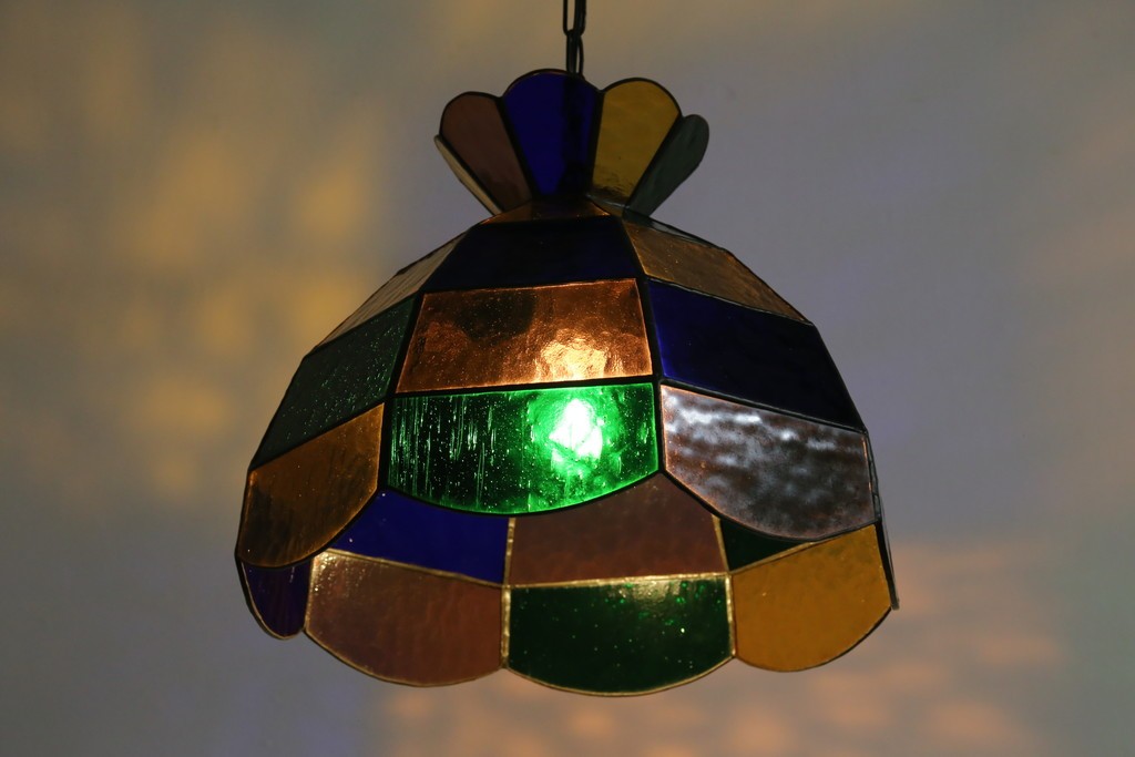 和製ヴィンテージ　可愛らしいフォルムと色使いが印象的なステンドグラスのペンダントライト　(R-084042)