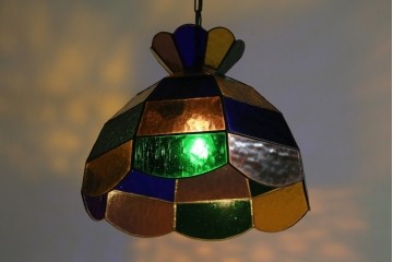 和製ヴィンテージ　可愛らしいフォルムと色使いが印象的なステンドグラスのペンダントライト　(R-084042)