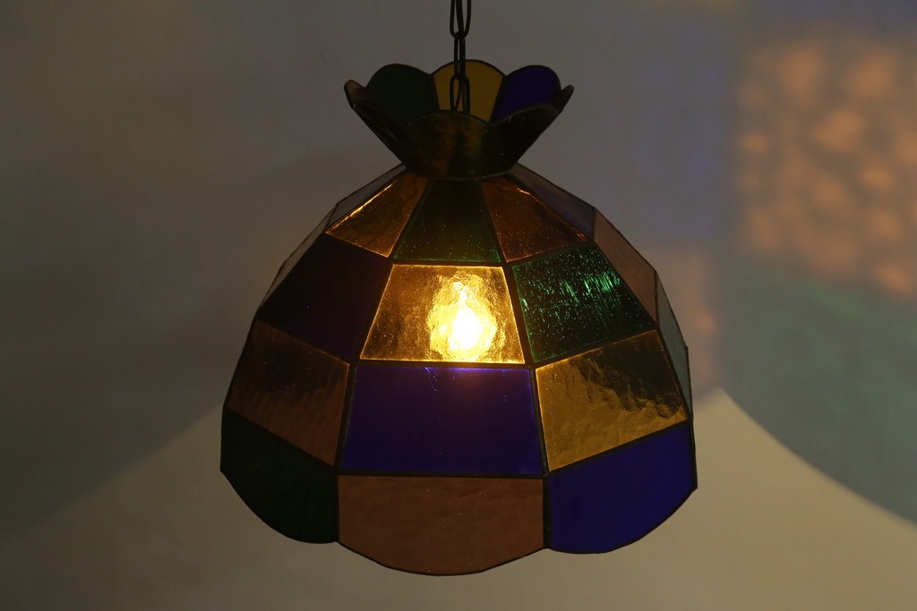 和製ヴィンテージ　可愛らしいフォルムと色使いが印象的なステンドグラスのペンダントライト　(R-084042)