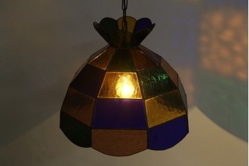 和製ヴィンテージ　可愛らしいフォルムと色使いが印象的なステンドグラスのペンダントライト　(R-084042)