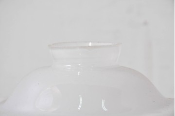 《引っ掛けシーリング式ペンダントライト加工費込み》　ヨーロッパヴィンテージ　明るい水色のフリルが可愛らしいミルクガラスのペンダントライト　(R-084046)