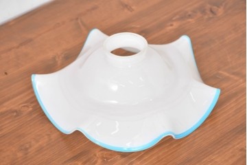 《引っ掛けシーリング式ペンダントライト加工費込み》　ヨーロッパヴィンテージ　明るい水色のフリルが可愛らしいミルクガラスのペンダントライト　(R-084046)