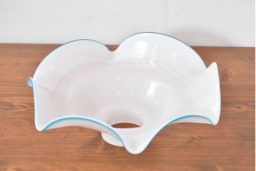 《引っ掛けシーリング式ペンダントライト加工費込み》　ヨーロッパヴィンテージ　明るい水色のフリルが可愛らしいミルクガラスのペンダントライト　(R-084046)