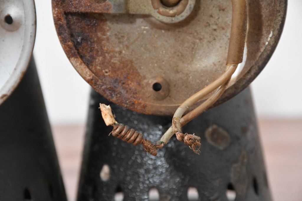 和製ヴィンテージ　円錐シルエットとパンチング装飾が印象的なウォールライト2個セット　(R-084049)