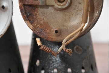 和製ヴィンテージ　円錐シルエットとパンチング装飾が印象的なウォールライト2個セット　(R-084049)