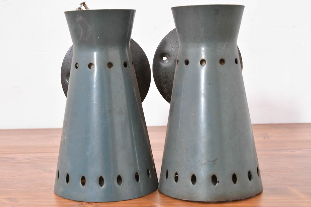 和製ヴィンテージ　円錐シルエットとパンチング装飾が印象的なウォールライト2個セット　(R-084049)