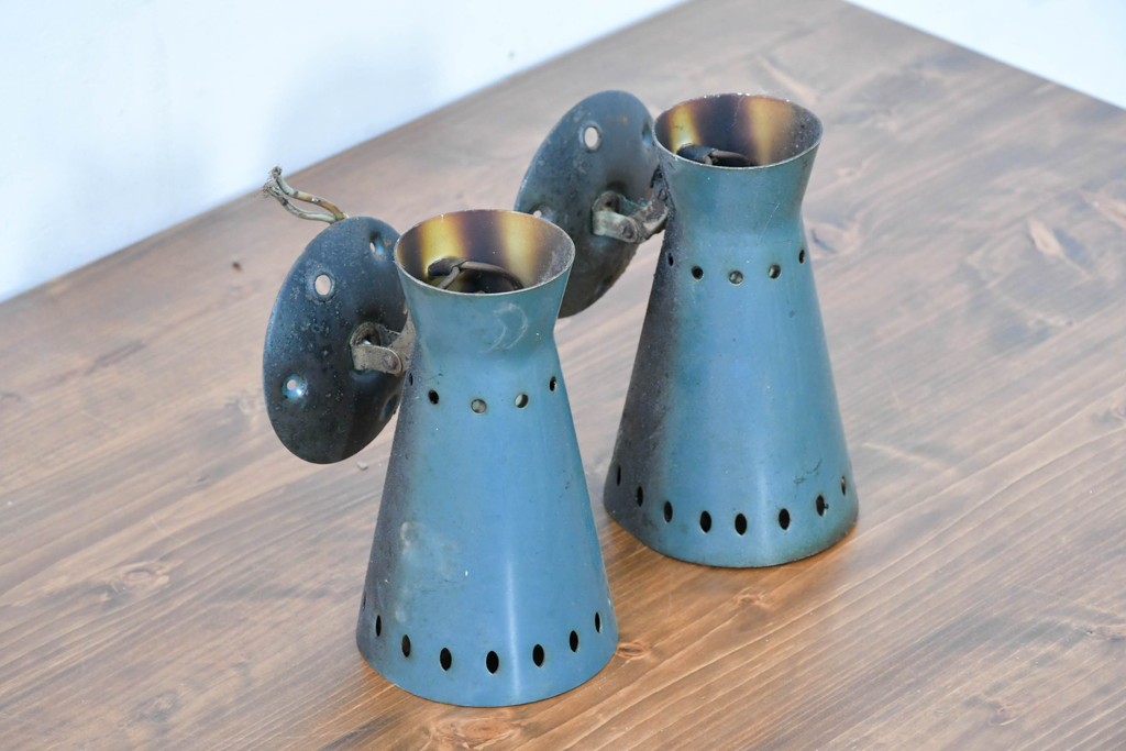 和製ヴィンテージ　円錐シルエットとパンチング装飾が印象的なウォールライト2個セット　(R-084049)