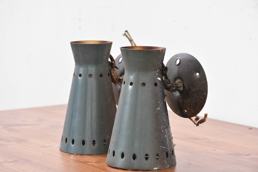 和製ヴィンテージ　円錐シルエットとパンチング装飾が印象的なウォールライト2個セット　(R-084049)