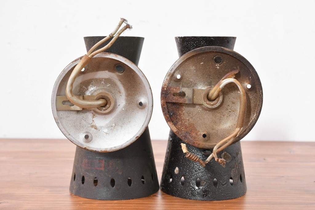 和製ヴィンテージ　円錐シルエットとパンチング装飾が印象的なウォールライト2個セット　(R-084049)