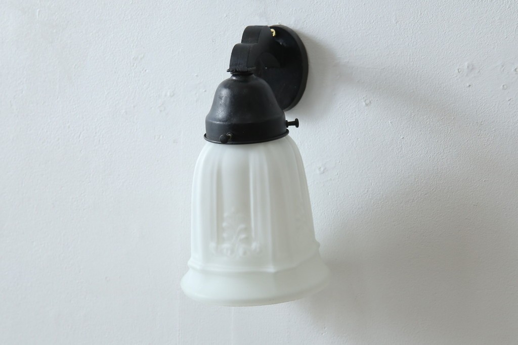 和製アンティーク　優美なエンボス装飾が施されたウォールライト　(R-084050)