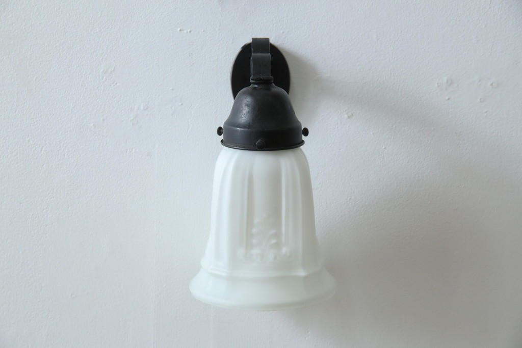 和製アンティーク　優美なエンボス装飾が施されたウォールライト　(R-084050)