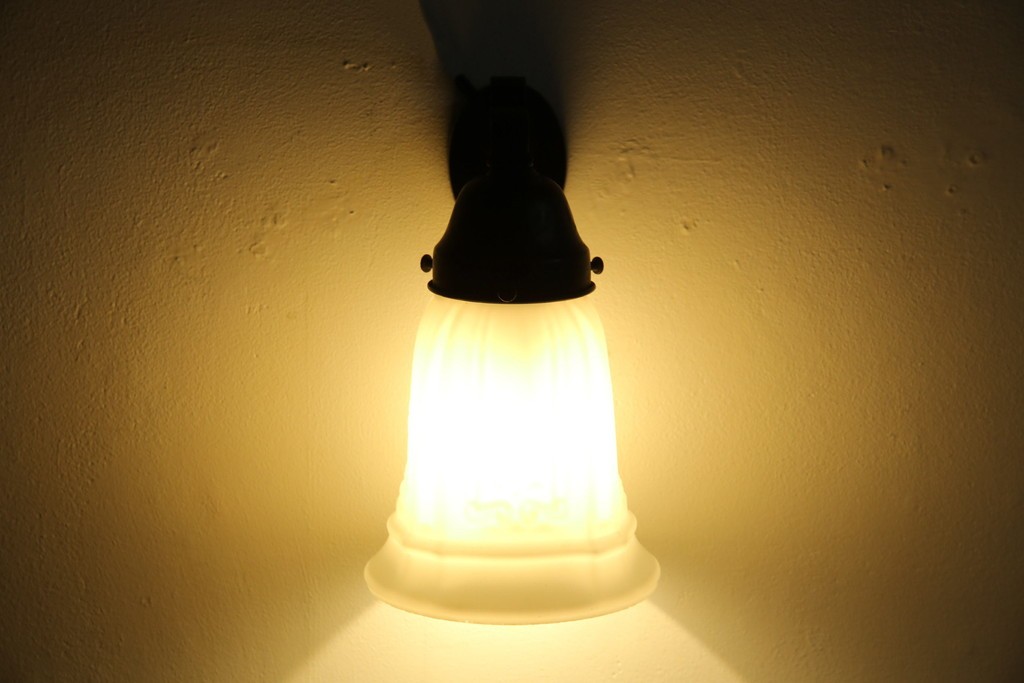 和製アンティーク　優美なエンボス装飾が施されたウォールライト　(R-084050)