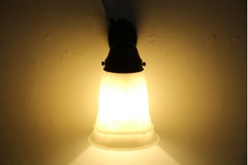 和製アンティーク　優美なエンボス装飾が施されたウォールライト　(R-084050)