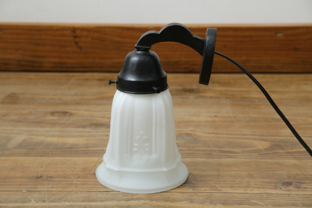 和製アンティーク　優美なエンボス装飾が施されたウォールライト　(R-084050)