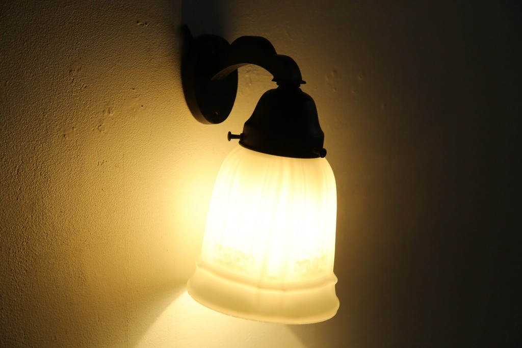 和製アンティーク　優美なエンボス装飾が施されたウォールライト　(R-084050)