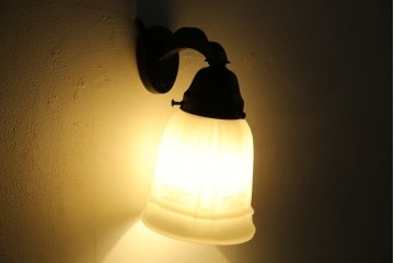 和製アンティーク　優美なエンボス装飾が施されたウォールライト　(R-084050)