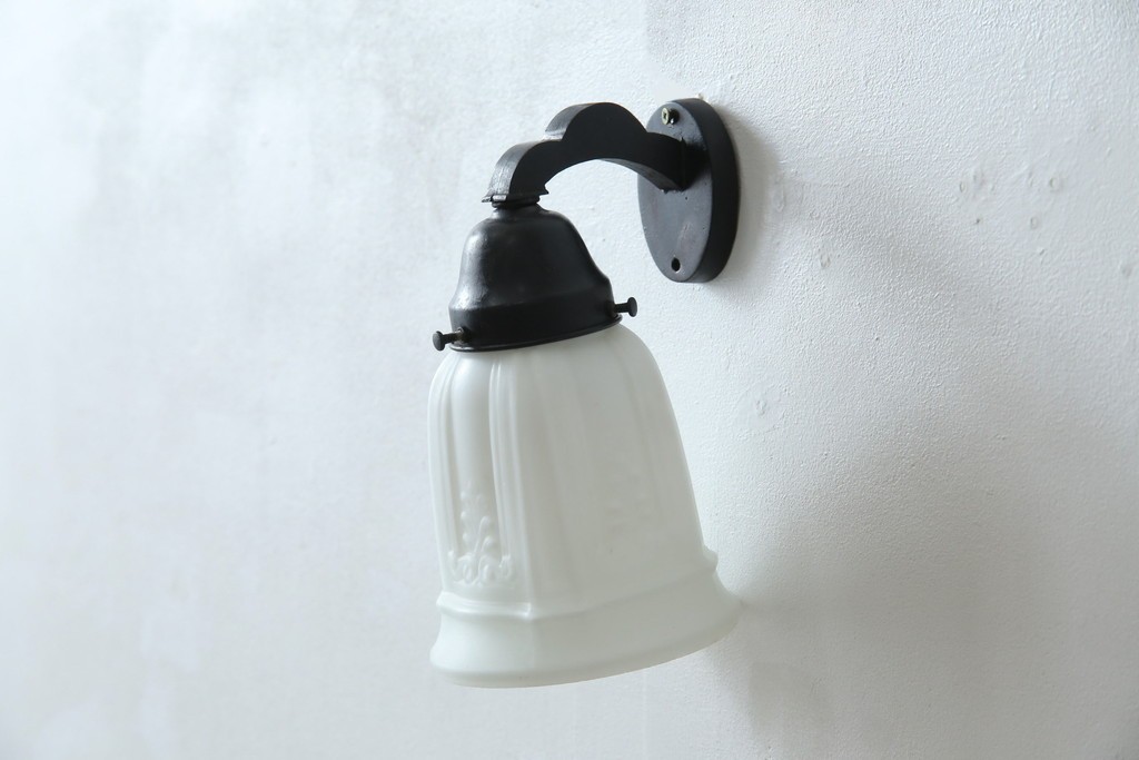 和製アンティーク　優美なエンボス装飾が施されたウォールライト　(R-084050)