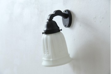 和製アンティーク　優美なエンボス装飾が施されたウォールライト　(R-084050)