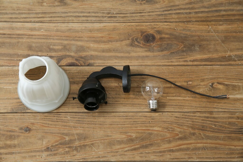 和製アンティーク　優美なエンボス装飾が施されたウォールライト　(R-084050)