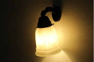 和製アンティーク　優美なエンボス装飾が施されたウォールライト　(R-084050)