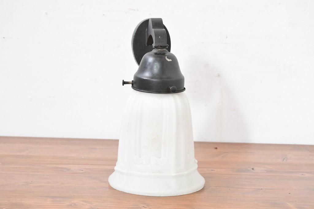 和製アンティーク　優美なエンボス装飾が施されたウォールライト　(R-084050)