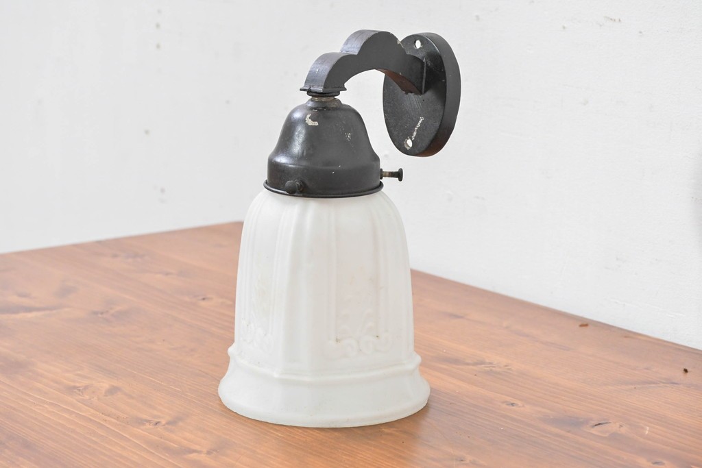 和製アンティーク　優美なエンボス装飾が施されたウォールライト　(R-084050)