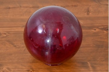 《引っ掛けシーリング式ペンダントライト加工費込み》　和製ヴィンテージ　深みのある赤色ガラスが空間を彩る球体型ペンダントライト　(R-084060)