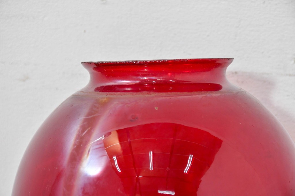 《引っ掛けシーリング式ペンダントライト加工費込み》　和製ヴィンテージ　深みのある赤色ガラスが空間を彩る球体型ペンダントライト　(R-084060)