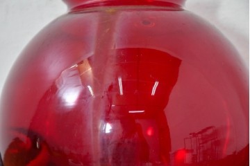 《引っ掛けシーリング式ペンダントライト加工費込み》　和製ヴィンテージ　深みのある赤色ガラスが空間を彩る球体型ペンダントライト　(R-084060)